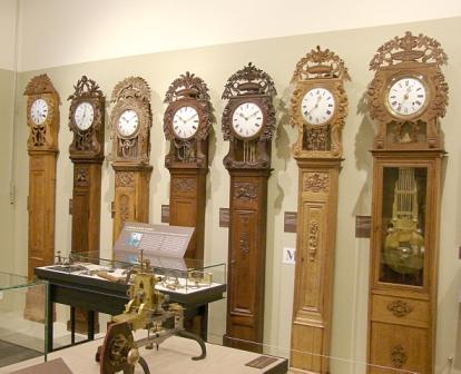 Austellungsraum im "Musée de l'horlogerie de Saint-Nicolas d'Aliermont" mit Arliermonter Uhren