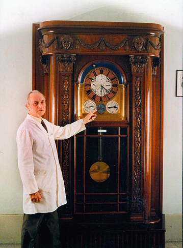 Karl Friebel erläutert die Goertz-Uhr