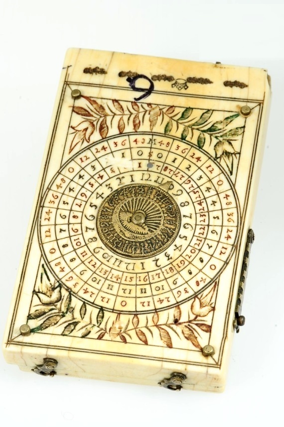 Aufklappbare, tragbare, mehrfarbig gefasste Elfenbein-Äquatorial-Klapp-Sonnenuhr, Paul Reinmann, Nürnberg zugeschrieben, circa 1600