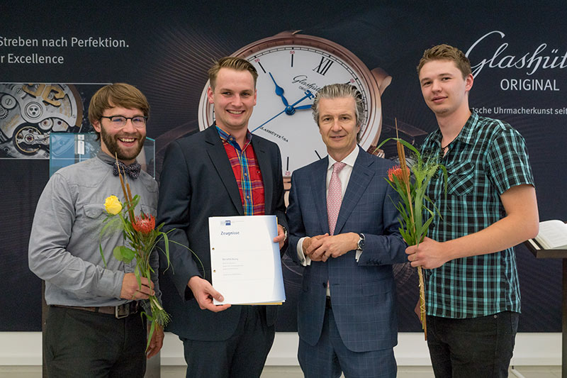 Datei:Thomas Meier CEO Glashuette Original, 2nd from right with the best apprentices of 2017.jpg