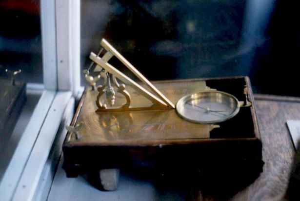 Datei:Sonnenuhr von J.F. Richter (um 1800) Städtische Kunstsammlung Physikalisches Kabinett Görlitz (2).jpg