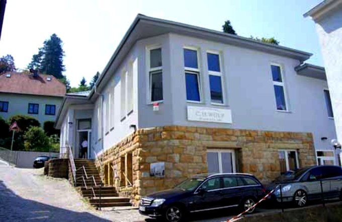 Datei:C. H. Wolf Uhren, Feldstraße 2 Glashütte.jpg