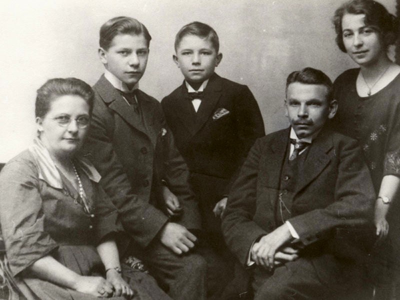 Datei:Höhnel, Karl Wilhelm mit Familie.jpg