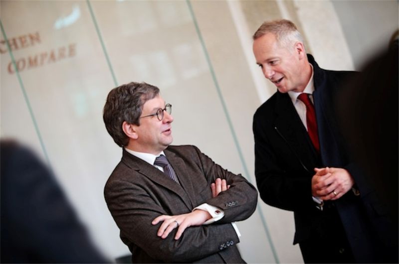 Datei:Dresdens wiedergefundene Zeit-Lange-CEO Wilhelm Schmid im Gespräch mit Dr. Peter Plaßmeyer, Direktor des Museums.jpg