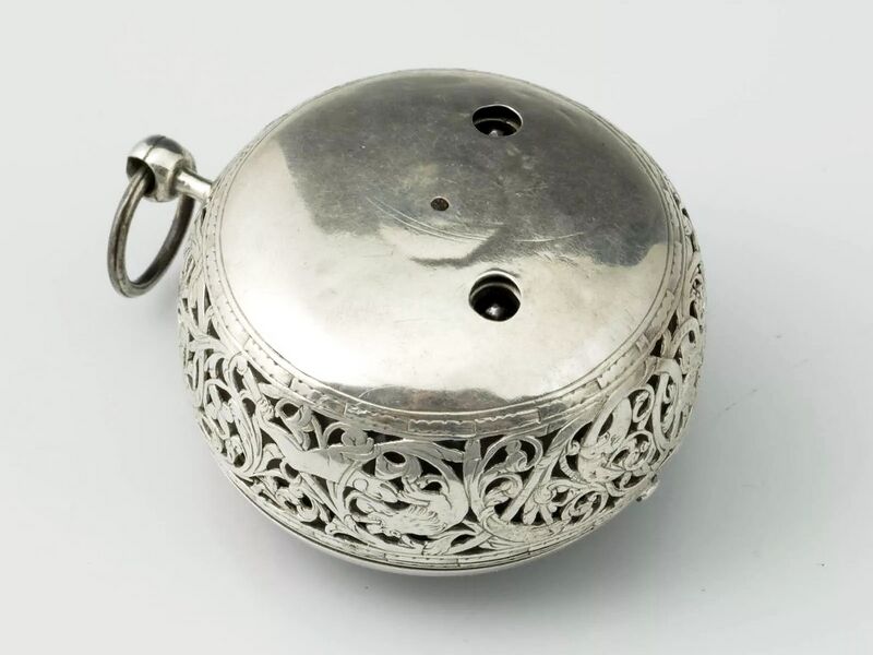 Datei:Peter Zolling Hamburg Einzeiger Silber Spindeluhr mit Alarm ca. 1690 (06).jpg
