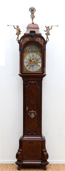 Datei:Amsterdamer Bodenstanduhr Abraham van der Naaten ca. 1780.jpg