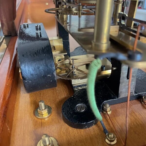 Datei:Motor aufgezogene Sekunden-Pendeluhr, Ecole Nationale d'Horlogerie Cluses ca. 1925 (10).jpg