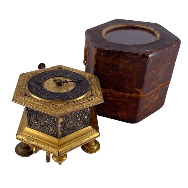 Datei:Wilhälm Köberle, hexagonale Eychstätter Horizontaltischuhr mit Viertelstundenrepetition, ca. 1700 (02).jpg