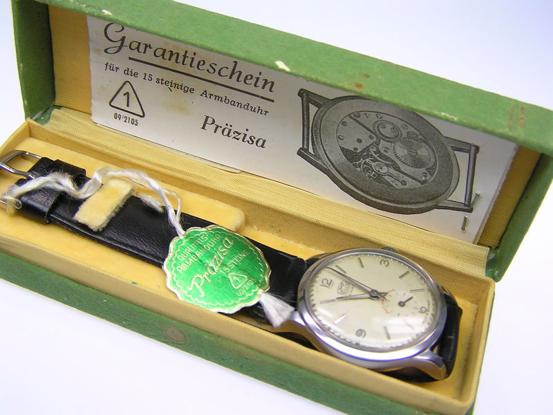 Datei:UMF Herrenarmbanduhr mit UMF 29-11 ak Verp.jpg