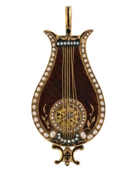 Datei:Amalric Frères, mit Halbperlen und einem Diamanten besetzte Genfer Goldemail-Anhängeuhr in Form einer Lyra, ca. 1810 (1).jpg