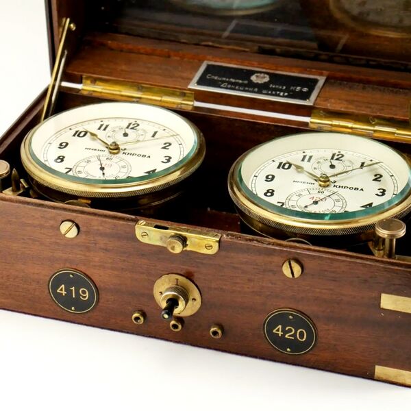 Datei:Kirowa Doppelchronometer mit 56h Gangreserveanzeige, ca. 1947 (3).jpg