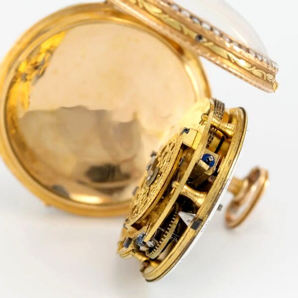 Datei:Frères Esquivillon & DeChoudens, mit Halbperlen und Granaten besetzte Genfer Spindeltaschenuhr a trois couleurs ca. 1780 (3).jpg