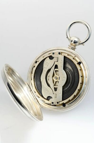 Datei:Percy Edwards & Co., 71 Piccadilly, London, Herrentaschenuhr mit 8-Tage-Werk Geh. Nr. 1678, circa 1880 (3).jpg