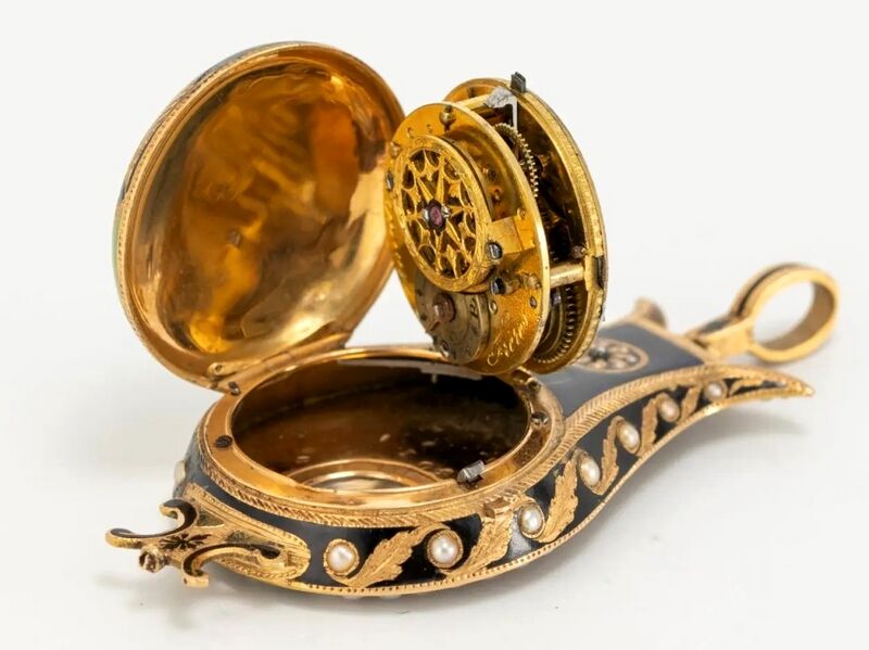 Datei:Amalric Frères, mit Halbperlen und einem Diamanten besetzte Genfer Goldemail-Anhängeuhr in Form einer Lyra, ca. 1810 (5).jpg