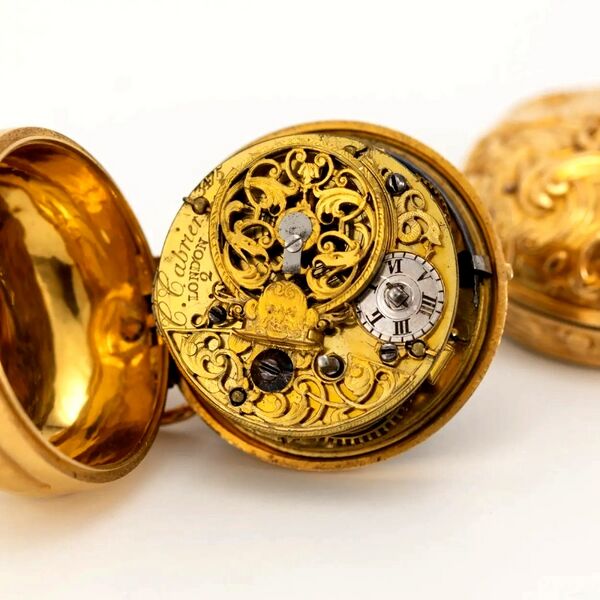 Datei:Charles Cabrier Doppelgehäuse-Spindeltaschenuhr mit Repoussé-Außengehäuse ca.1740 (12).jpg