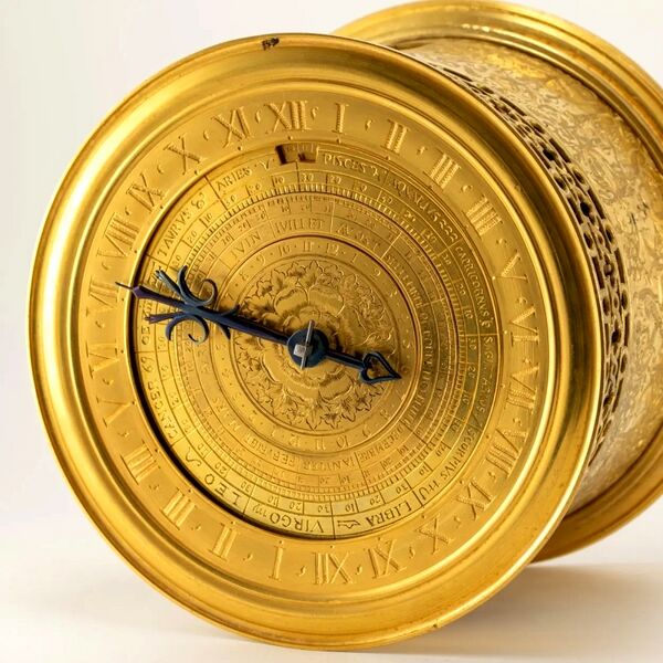 Datei:Peter Dziemba, Reproduktion einer einzeigrigen, astronomischen, runden Tischuhr 1570 - 2012 (02).jpg