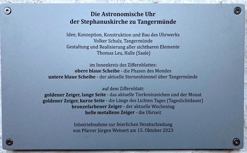 Datei:Plakette mit Erklärung zur Uhr.jpg