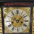 Isaac Lowndes, Bracket Clock mit Stundenselbstschlag, Schnurzug-Viertelstundenrepetition und Datum ca. 1695 (3).jpg