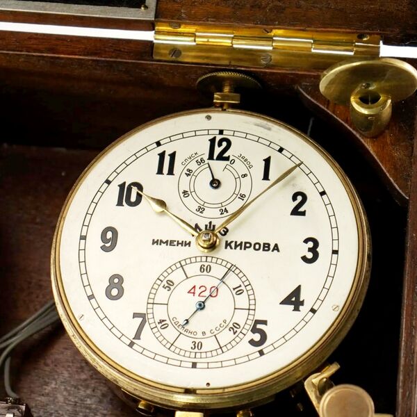 Datei:Kirowa Doppelchronometer mit 56h Gangreserveanzeige, ca. 1947 (6).jpg
