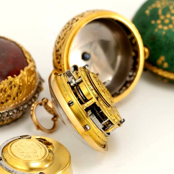 Datei:Benjamin Sidey, Londoner Achat -Spindeltaschenuhr mit Viertelstundenrepetition und polychromem Emailmedaillon ca. 1750 (11).jpg