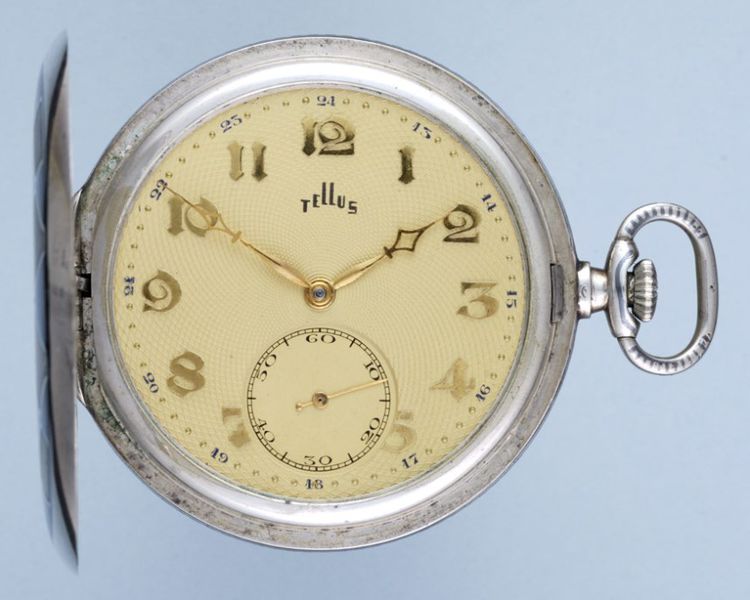 Datei:Tellus Niello Taschenuhr circa 1920 (1).jpg