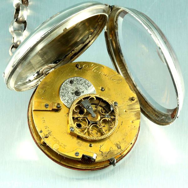 Datei:Joachim Hovenschiold, Spindeluhr mit Kette & Schlüssel Stockholm 1790 (6).jpg