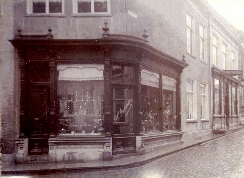 Datei:Winkel D.C. Andriessen Grote Markt 22a en Bosstraat 1.jpg