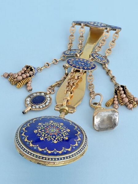 Datei:Hessen à Paris, Goldene Spindeltaschenuhr mit Chatelaine, ca. 1790 (2).jpg