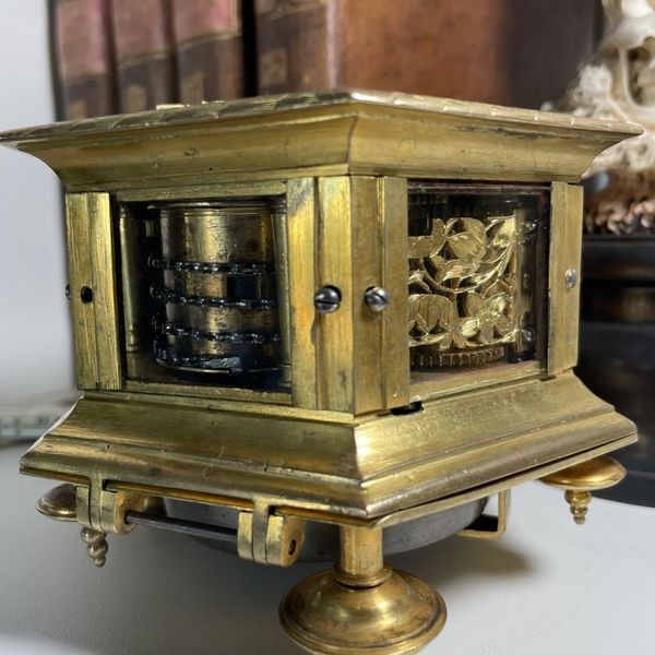 Datei:Johannes Benner, Augsburg, Horizontal-Tischuhr, ca. 1650 (5).jpg