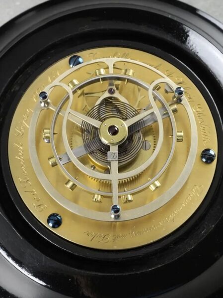 Datei:Tilmann von dem Knesebeck, Gangmodell der Federchronometerhemmung mit fliegendem Tourbillon nach Alfred Helwig, 1973 (3).jpg