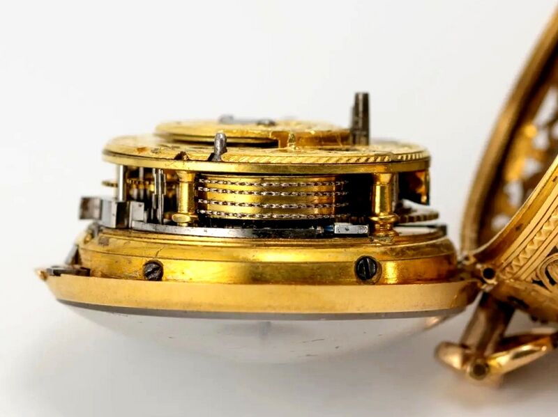 Datei:John Pyke Repousée Doppelgehäuse-Spindeltaschenuhr, ca. 1750 (6).jpg