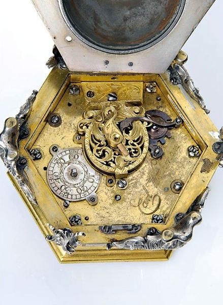 Datei:Carl Wichmann Wien horizontal table clock with hour self strike movement.jpg