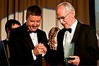 Walter Lange nimmt den „Caesar Best Honoris”-Preis von Caesar Herausgeber Dan Vardie entgegen.
