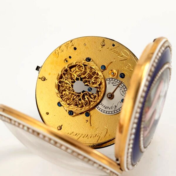 Datei:Chevalier & Comp. mit Halbperlen besetzte Goldemail-Spindeltaschenuhr ca. 1790 (8).jpg