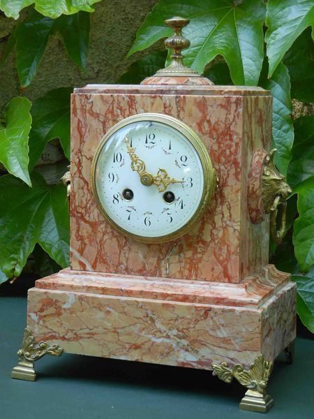 Datei:Marmoruhr mit Einsteckwerk von Japy Fereres & CIE.jpg
