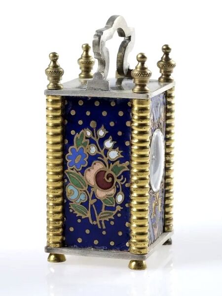 Datei:Melik Watch Co., Suisse, Miniatur-Reiseuhr im reich verzierten Champlevé Email, Werk Nr. 57814, circa 1920 (2).jpg