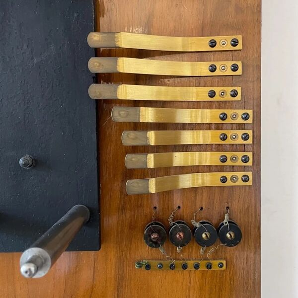 Datei:Peyer, Favarger & Cie. elektrische Präzisionspendeluhr mit elektrischer Hemmung nach Hipp mit hängender Palette und Nebenuhr ca. 1920 (18).jpg