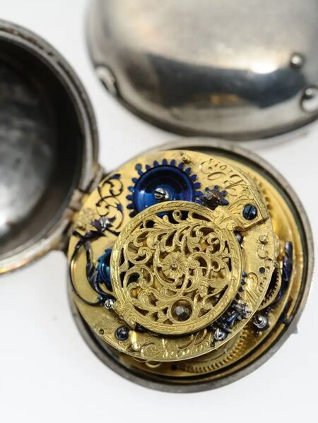 Datei:Nicolas Massy, Blois, Einzeigrige DoppelgehäuseSpindeltaschenuhr mit Wecker, circa 1710 (7).jpg