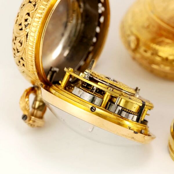 Datei:John Cowell Doppelgehäuse-Spindeltaschenuhr mit Achtelrepetition und früher Zylinderhemmung ca. 1776 (6).jpg