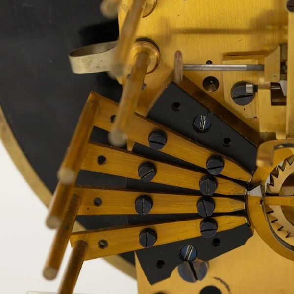 Datei:Peyer, Favarger & Cie. elektrische Präzisionspendeluhr mit elektrischer Hemmung nach Hipp mit hängender Palette und Nebenuhr ca. 1920 (08).jpg