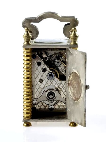 Datei:Melik Watch Co., Suisse, Miniatur-Reiseuhr im reich verzierten Champlevé Email, Werk Nr. 57814, circa 1920 (6).jpg