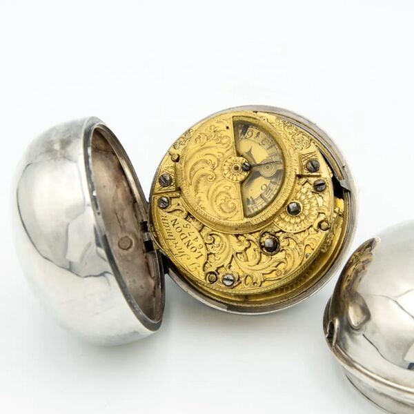Datei:Thomas Swetman, Spindeltaschenuhr mit Datum und Scheinpendel ca. 1750 (6).jpg