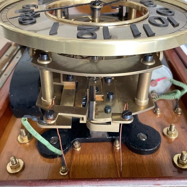 Datei:Motor aufgezogene Sekunden-Pendeluhr, Ecole Nationale d'Horlogerie Cluses ca. 1925 (08).jpg