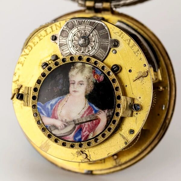 Datei:A. Enderlin à Bale, Basler Oignon mit Viertelstundenrepetition, Unruhbrücke mit Emailportrait und 8-Tage Werk ca. 1710 (9).jpg
