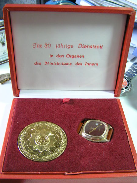 Datei:Auszeichnungsuhr "Für 30 jährige Dienstzeit in den Organen des Ministeriums des Innern" mit UMF 14-33 Set.jpg