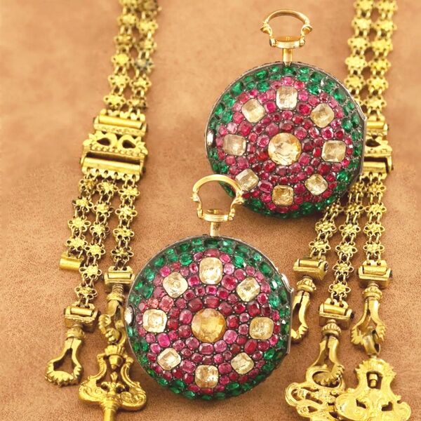 Datei:Benjamin Sidey, Londoner Taschenuhrenpaar in prächtigen, nahezu allen Teilen mit Edelsteinen besetzten Übergehäusen, ca. 1770 (20).jpg