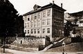 Die Uhrmacherschule mit Holzbarracken als zusätzliche Schulräume, Postkartensammlung der Stadtbibliothek Biel.jpg