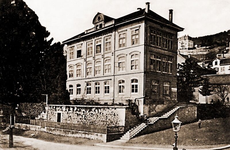 Datei:Die Uhrmacherschule mit Holzbarracken als zusätzliche Schulräume, Postkartensammlung der Stadtbibliothek Biel.jpg