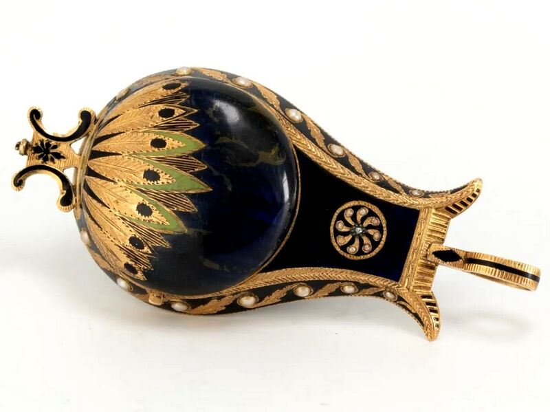 Datei:Amalric Frères, mit Halbperlen und einem Diamanten besetzte Genfer Goldemail-Anhängeuhr in Form einer Lyra, ca. 1810 (3).jpg