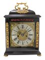 Isaac Lowndes, Bracket Clock mit Stundenselbstschlag, Schnurzug-Viertelstundenrepetition und Datum ca. 1695 (1).jpg